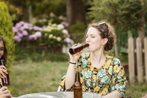 Lợi ích khi uống bia đúng cách đối với phụ nữ trung niên