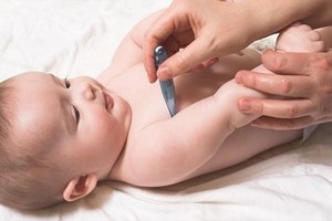 Cách hạ sốt cấp tốc cho trẻ dưới 3 tháng tuổi