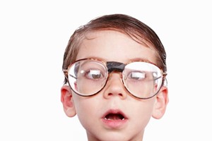 Ngày càng có nhiều người hỏng mắt vì đeo kính cận thị giả